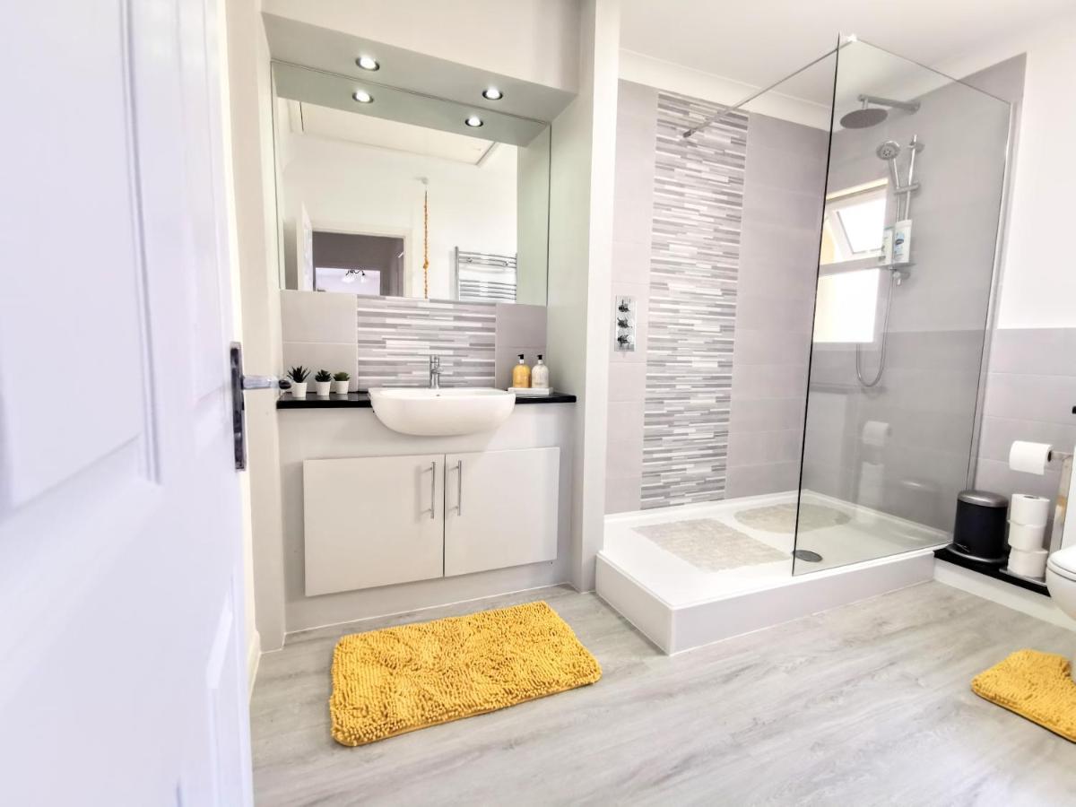 2 Bed Apt W/ Private Parking Close To Town Centre Huntingdon Exteriör bild